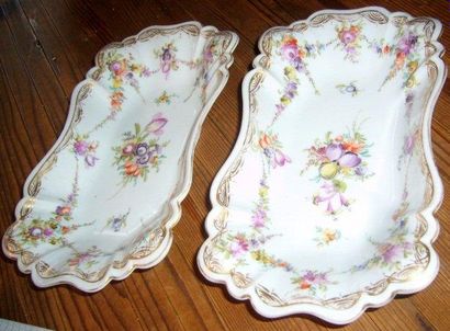 Deux ramequins en porcelaine polychrome.Marqués...