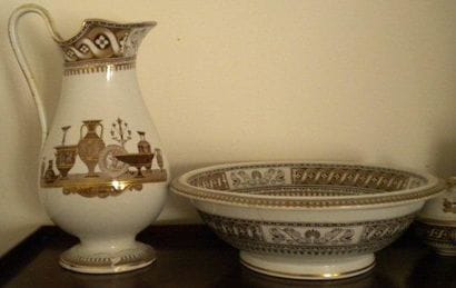 Nécessaire de toilette en faïence fine Anglaise....