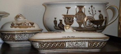 Nécessaire de toilette en faïence fine Anglaise....
