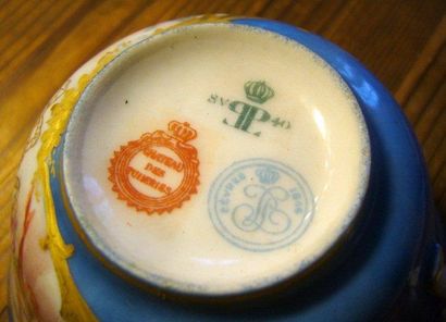 Suite de dix tasses à thé avec douze sous...
