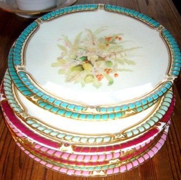 Huit assiettes à thé en porcelaine anglaise.Fond...