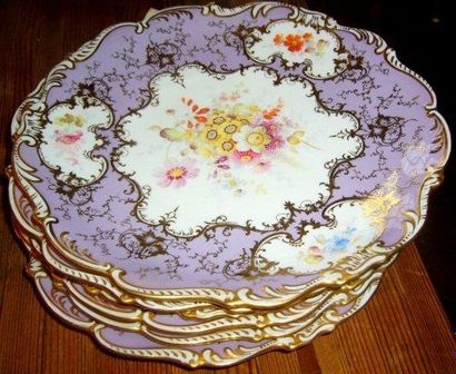 Six assiettes festonnées en porcelaine anglaise....