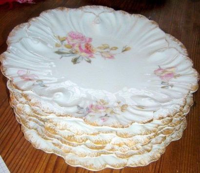 Six assiettes rocaille en porcelaine de Limoges.Décor...