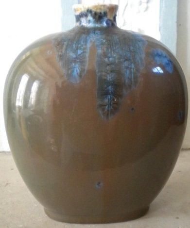 Vase à panse aplatie et petit col en porcelaine...