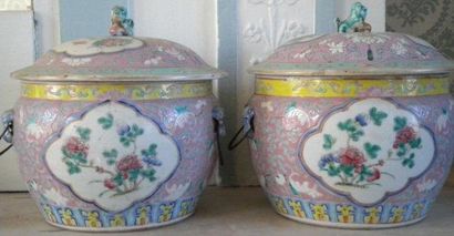Paire de pots couverts en porcelaine de la...