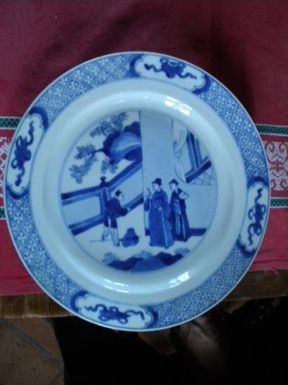 Plat rond creux en porcelaine de la Chine.Décor...