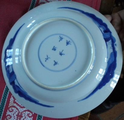 Plat rond creux en porcelaine de la Chine.Décor...