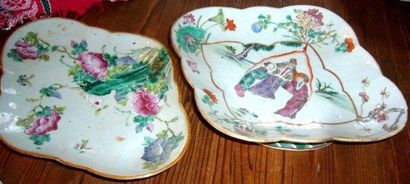 Deux présentoirs quadrilobés en porcelaine...