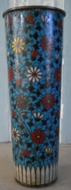 Vase tronconique en cloisonné.Décor d'un...
