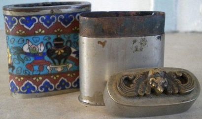 Petite boîte en fer blanc et cloisonné. Elle...