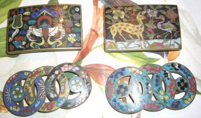 Deux paires de boucles de vêtements en cloisonné...