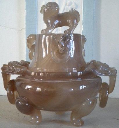 Cassolette en agate beige.Elle repose sur...