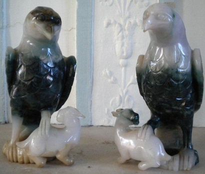Paire de statuettes en jade de couleurs verte...