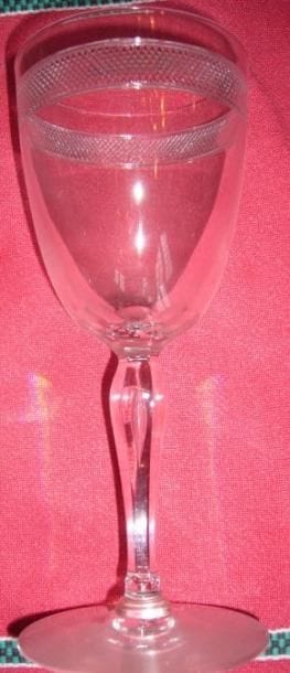 Huit verres à eau sur pied en cristal. Décor...