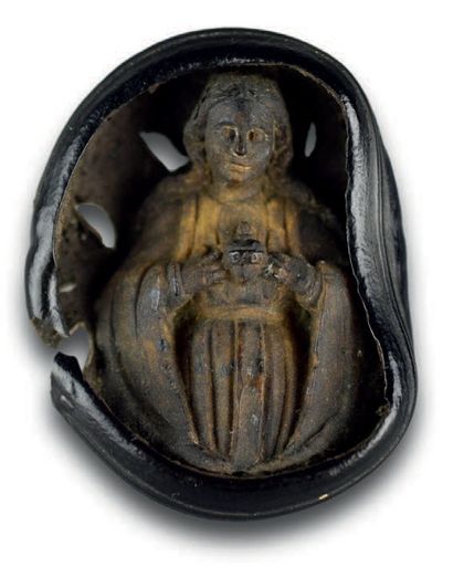 Pendentif sculpté dans une graine d'Entada...