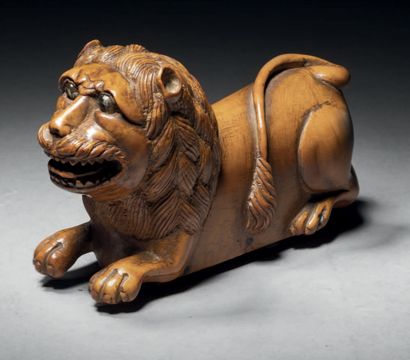 Rare tabatière en buis sculpté en ronde bosse...