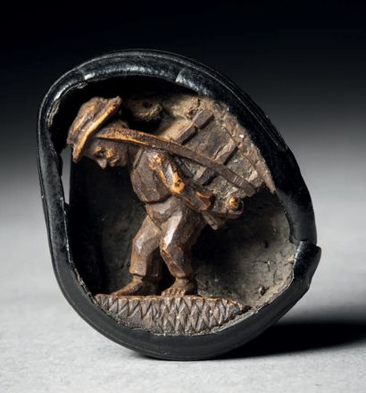 Pendentif sculpté dans une graine d'Entada...