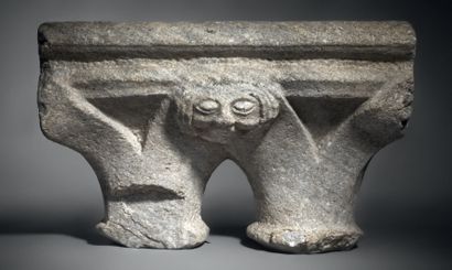 Double capital in carved marble. Flared corbels...