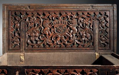 Rare coffre en bois exotique richement sculpté,...