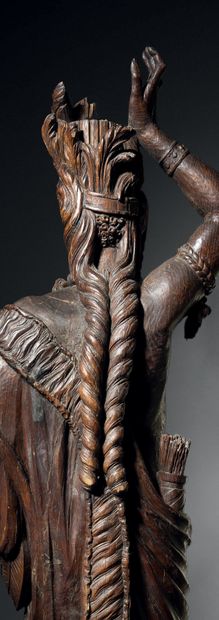 Importante torchère en chêne sculpté en ronde...