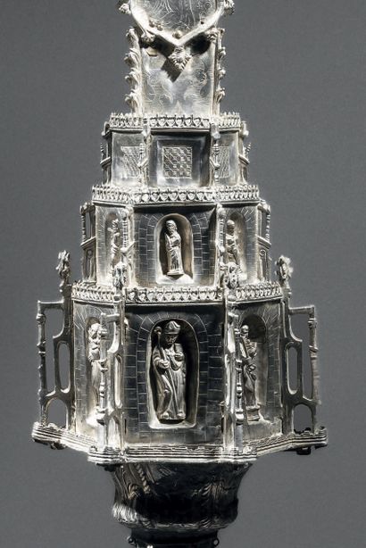 Important processional cross in cast, repoussé...