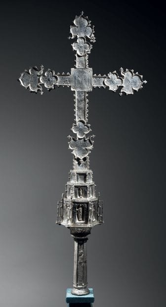 Important processional cross in cast, repoussé...