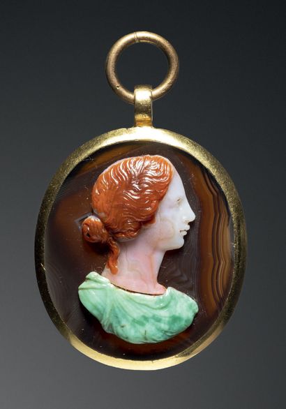 Pendentif avec commesso en pierres semi-précieuses...