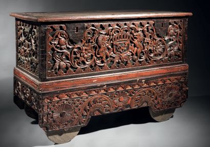 Rare coffre en bois exotique richement sculpté,...