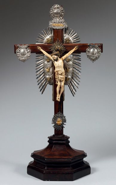 Important crucifix avec Christ en ivoire...