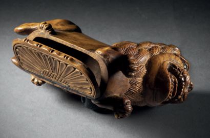 Rare tabatière en buis sculpté en ronde bosse...