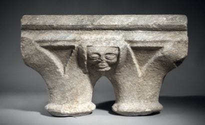 Double capital in carved marble. Flared corbels...