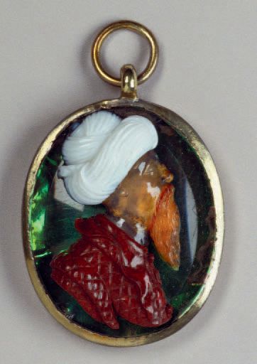 Pendentif avec commesso en pierres semi-précieuses...