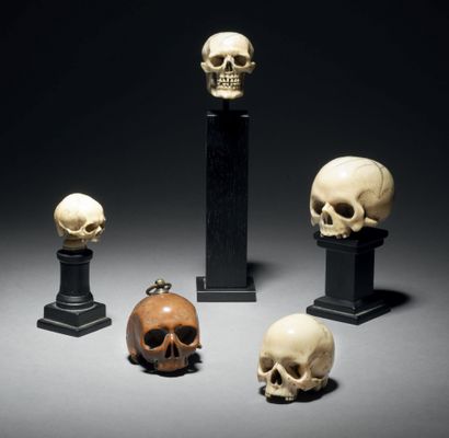 Small skull, memento mori, in carved ivory,...