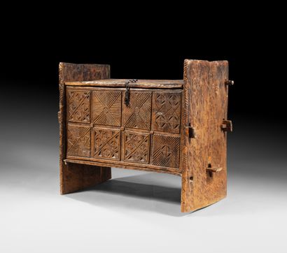 Carved wooden chest H. 86 - W. 105 - D. 48...