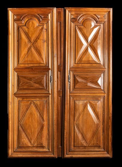 Carved walnut cabinet H. 210 - W. 185 - D....