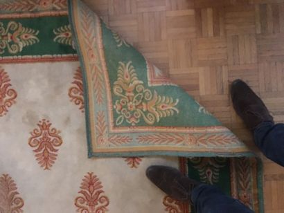 Large tapis dans le goût de la Savonnerie
A...