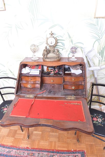 Petit bureau de pente
En bois naturel
Ouvrant...