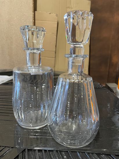 BACCARAT
Two carafes in cut white crystal.
Signed.
H....