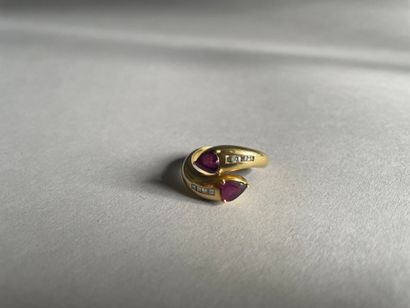 Crossed ring in 750°/°° gold set with two...