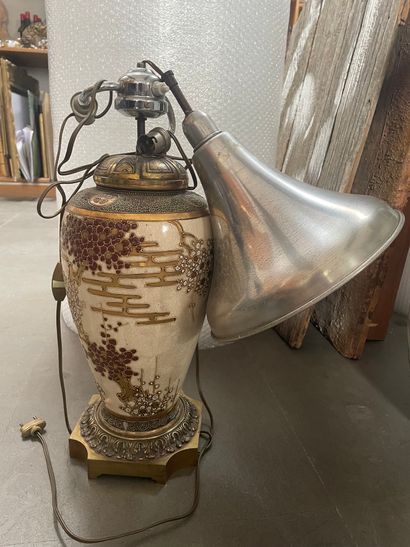 Pied de lampe en faïence fine de Satsuma.
Monture...