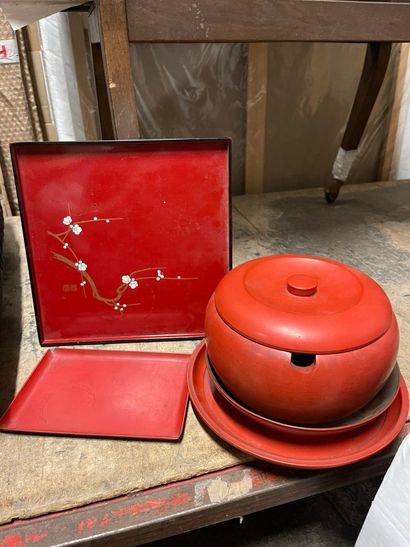 Red lacquer set including :
Two trays, one...