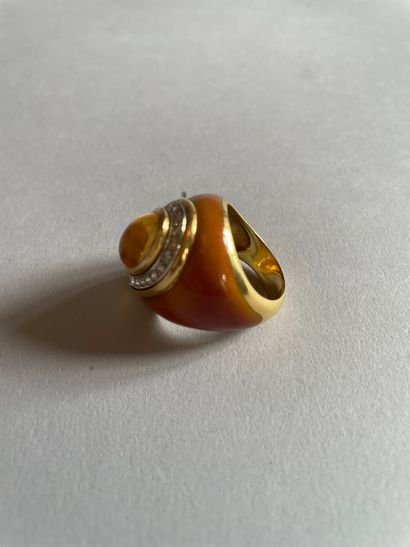 Dome-shaped ring in 750°/°° enameled gold...