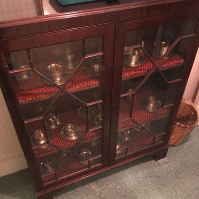 Petite vitrine
En acajou et placage d'acajou
Ouvrant...