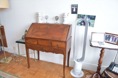 Bureau de pente
En bois naturel mouluré
Ouvrant...