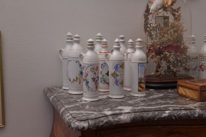 Set of liqueur bottles
In Rouen porcelain
Polychrome...