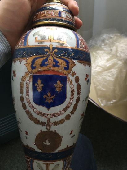 SAMSON
Covered vase
In porcelain
Decorated...