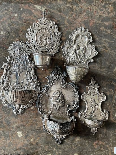 Ensemble de cinq bénitiers en argent et métal...
