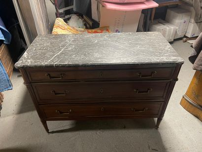 Commode en acajou et placage d'acajou ouvrant...