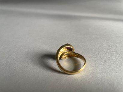 Crossed ring in 750°/°° gold set with two...