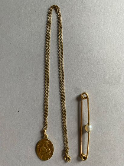 Lot in gold 750 °/°° including a forçat chain...